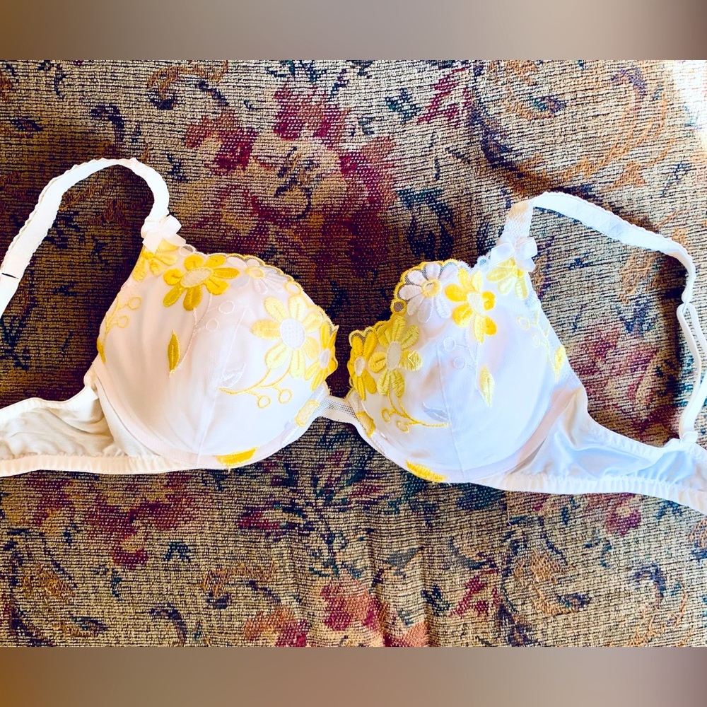 BRA by Victoria Secret.  34D. Padded underwire.   Great Condition!